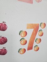 Skaitļu uzlīmju lapa bērniem ar akvareļa augļiem – cipari 5, 6, 7 un 8, dekorēti ar laimiem, granātāboliem, apelsīniem un plūmēm.