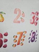 Skaitļu uzlīmju lapa bērniem ar akvareļa augļiem – cipari 5, 6, 7 un 8, dekorēti ar laimiem, granātāboliem, apelsīniem un plūmēm.