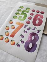 Skaitļu uzlīmju lapa bērniem ar akvareļa augļiem – cipari 5, 6, 7 un 8, dekorēti ar laimiem, granātāboliem, apelsīniem un plūmēm.