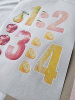 Skaitļu uzlīmju lapa bērniem ar akvareļa augļiem – cipari 5, 6, 7 un 8, dekorēti ar laimiem, granātāboliem, apelsīniem un plūmēm.