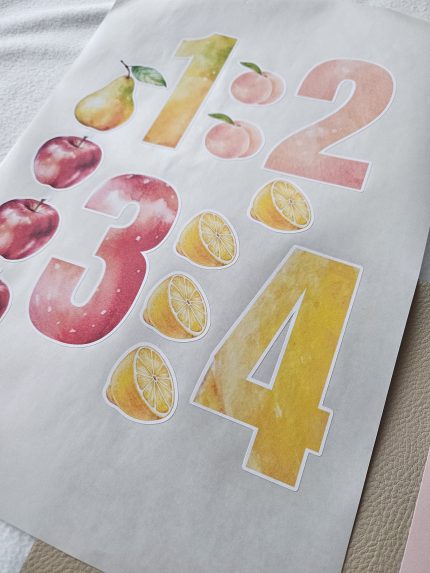 Skaitļu uzlīmju lapa bērniem ar akvareļa augļiem – cipari 5, 6, 7 un 8, dekorēti ar laimiem, granātāboliem, apelsīniem un plūmēm.