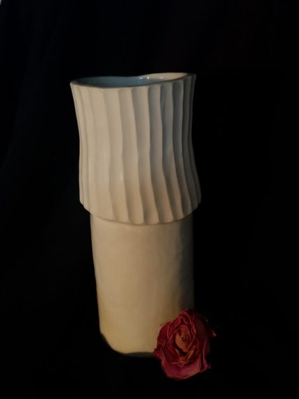 balta māla vāze roku darbs modernam interjeram