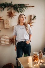 T-krekls ar melnu teksta apdruku "BEING A DICK WON'T MAKE YOURS ANY BIGGER".