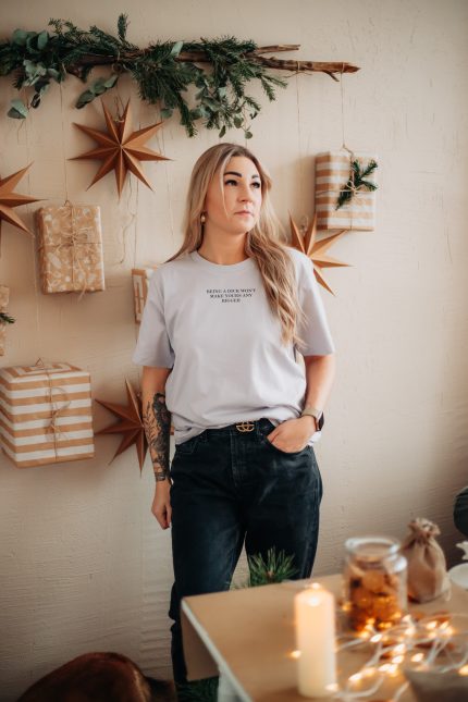 T-krekls ar melnu teksta apdruku "BEING A DICK WON'T MAKE YOURS ANY BIGGER".