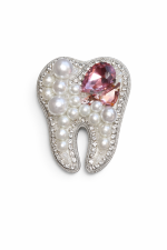 piespraude zobiņš ar kristāliņiem