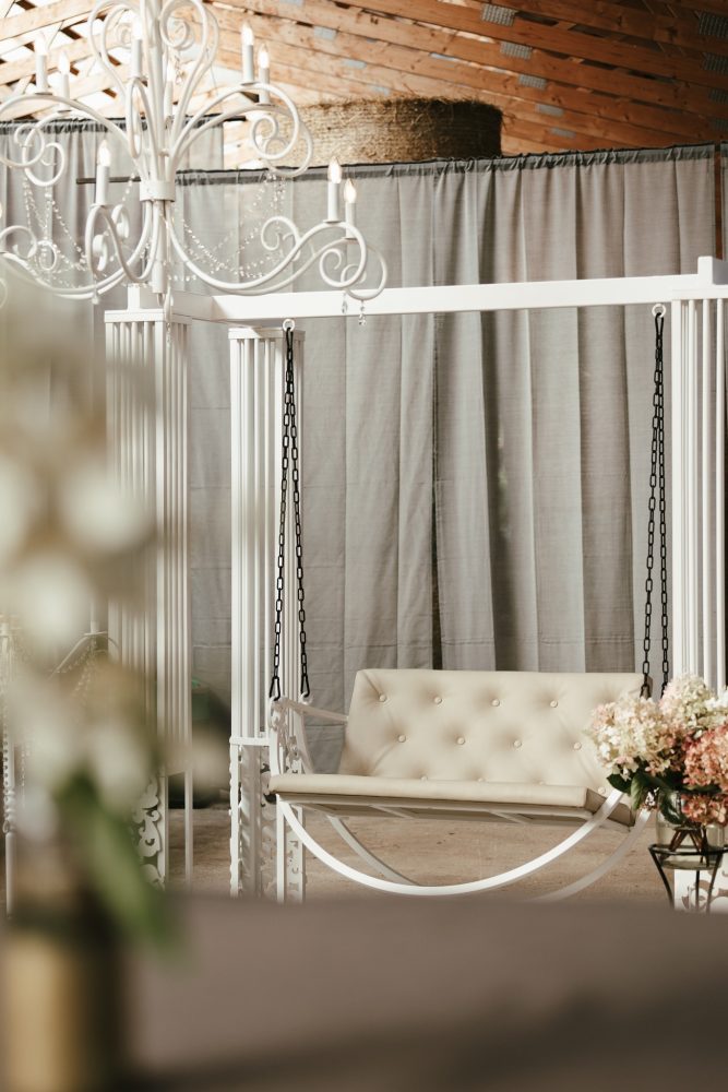 baltas metāla dekoratīvās šūpoles