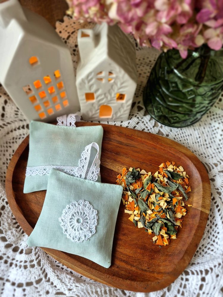 Aromātiskais spilventiņš ar piparmētru un apelsīna miziņu