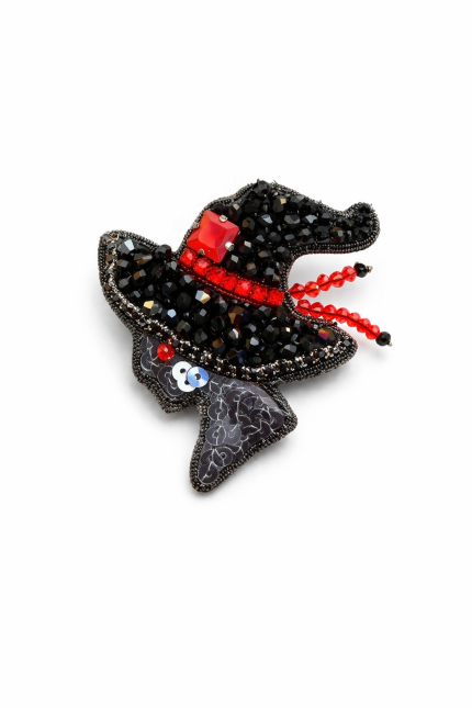 piespraude melna ar sarkanu raganiņa