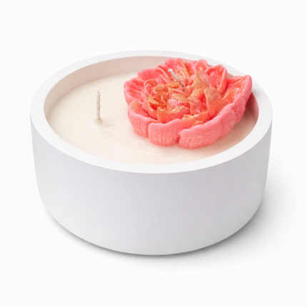 Svece baltā ģipša trauciņā rožu