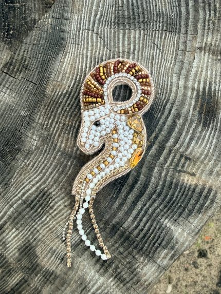 izšūta piespraude auns