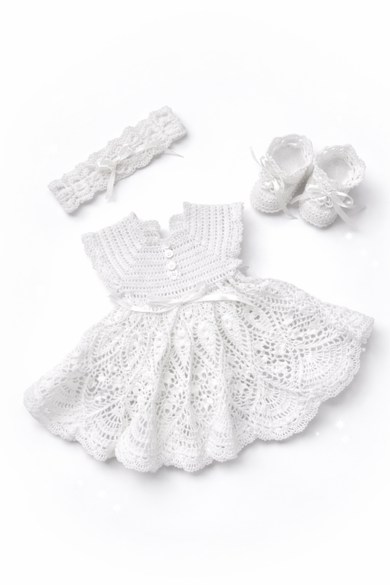 balta kristību kleita