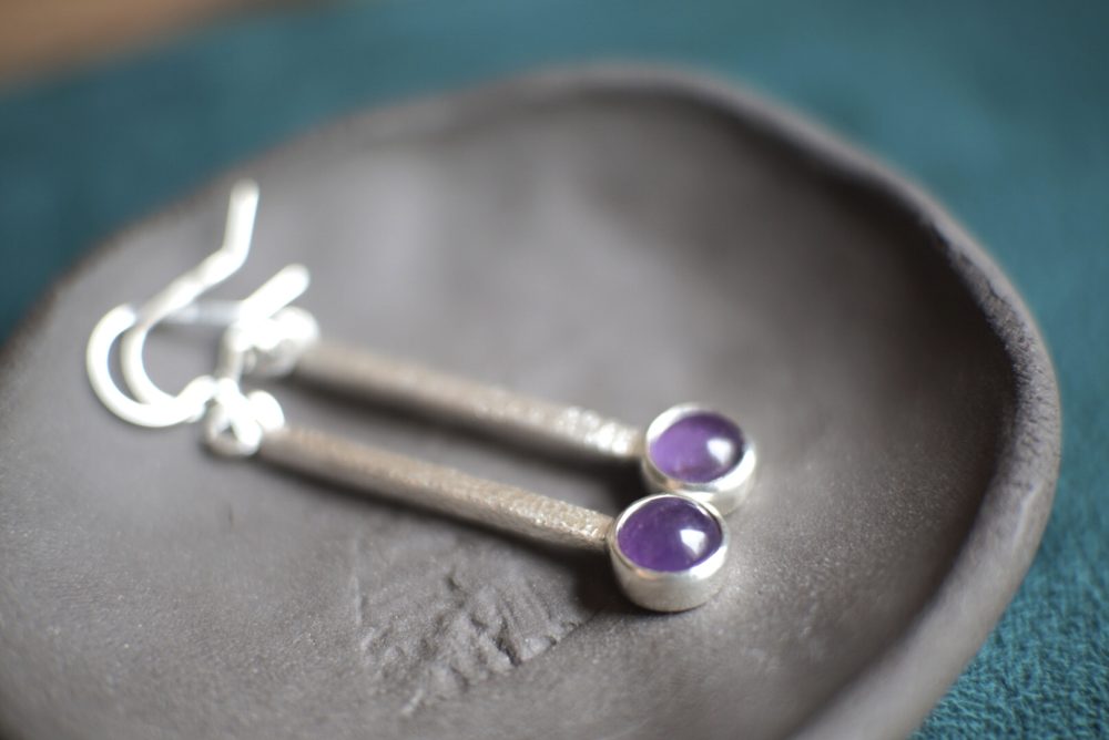 simboliska dāvana sievietei sudraba auskari ar ametista akmeni