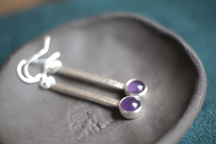 simboliska dāvana sievietei sudraba auskari ar ametista akmeni