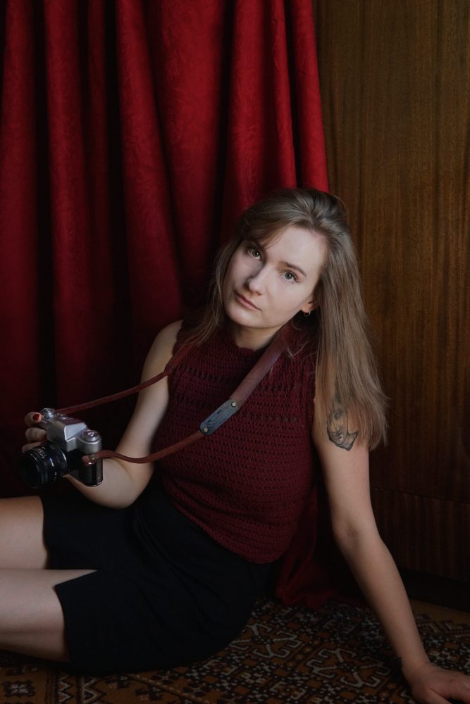 Retro stila ādas kameru siksna- Crimson Exposure