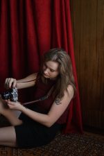 Retro stila ādas kameru siksna- Crimson Exposure - Attēls 3