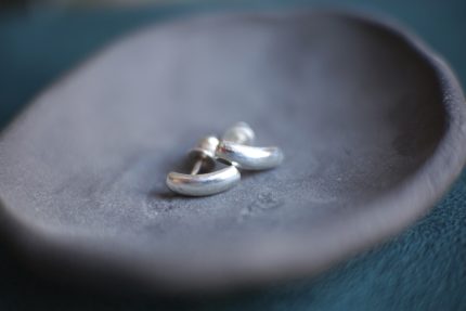 sudraba auskari roku darbs