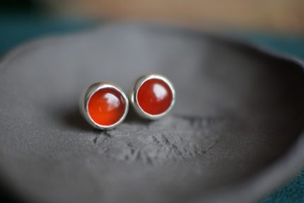 sudraba auskari ar ahātu