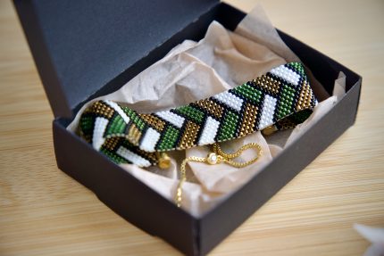 rokassprādze roku darbs sīkas pērlītes