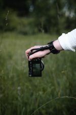 Melna rokas ādas siksna fotogrāfiem - Attēls 2