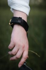 Melna rokas ādas siksna fotogrāfiem - Attēls 3