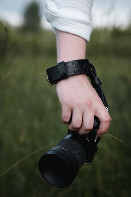 Melna rokas ādas siksna fotogrāfiem