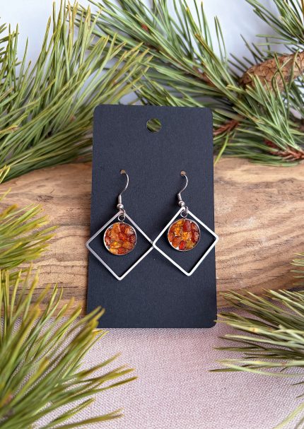 Dzintara auskari kvadrāta formā