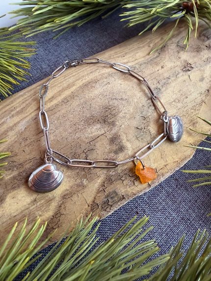 Dzintaru rokassprādze ar gliemežvākiem