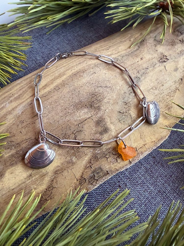 Dzintaru rokassprādze ar gliemežvākiem