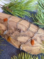 Kaklarota dzintaru ķēdīte ar čiekuriņiem