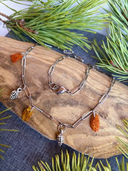 Kaklarota dzintaru ķēdīte ar čiekuriņiem