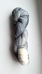 ar rokām krāsota zeķu dzija