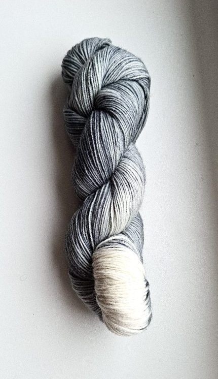 ar rokām krāsota zeķu dzija