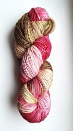 ar rokām krāsota dzija