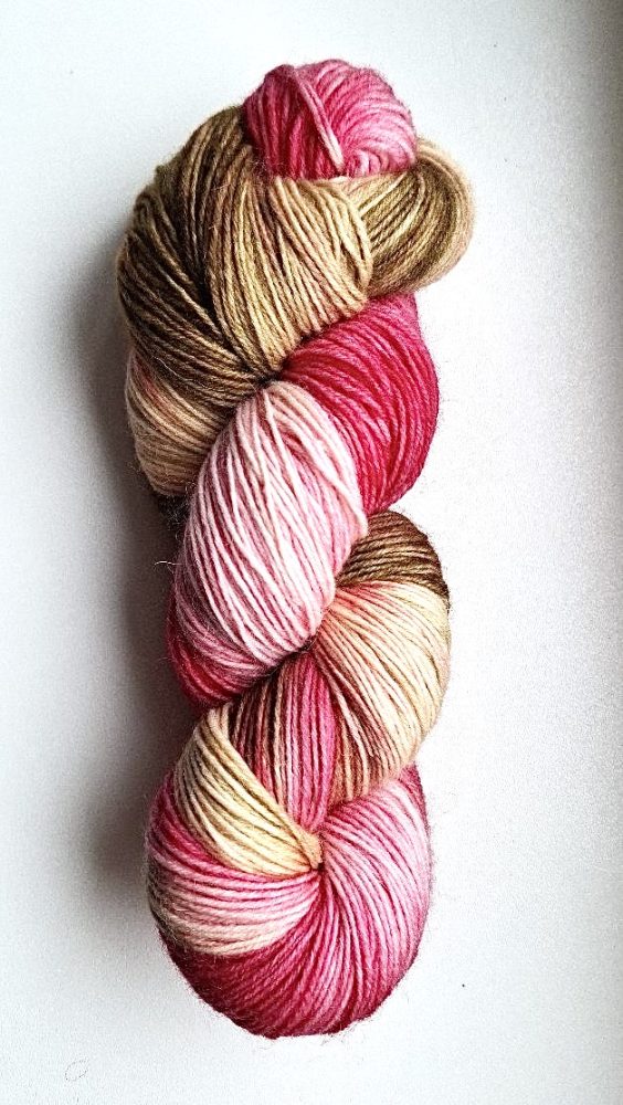 ar rokām krāsota dzija