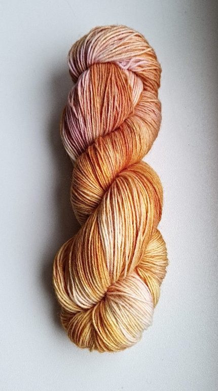 zeķu dzija rokām krāsota