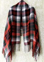 Austa villaine Lažas novada tautastērpam