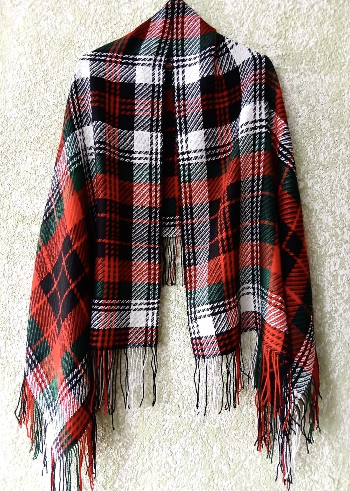 Austa villaine Lažas novada tautastērpam