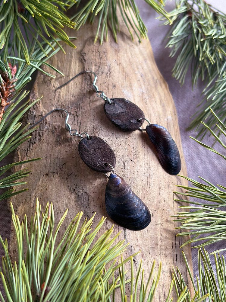 Melnie gliemežvāku auskari