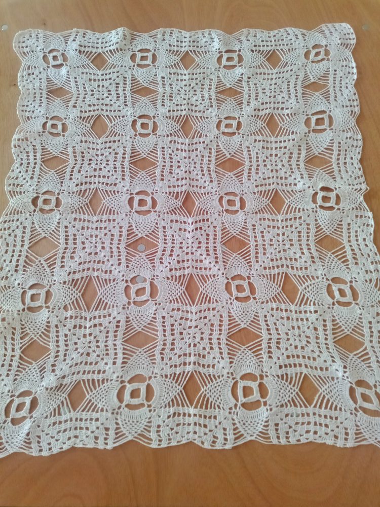 Balts kokvilnas galdauts - sedziņa