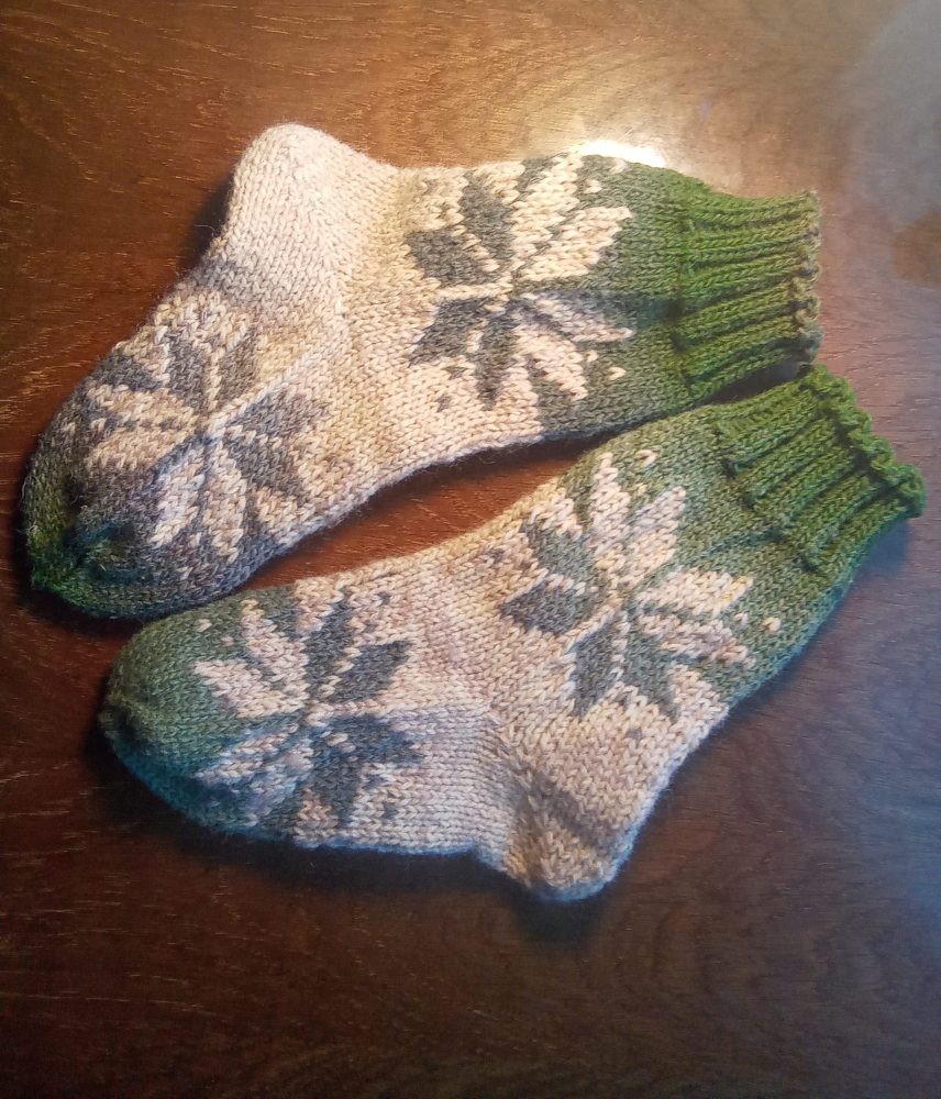 adītas zeķes ar auseklīti