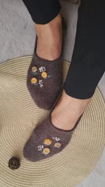 Adītas pēdiņas ar izšūtiem ziediem, 39./40. izmērs