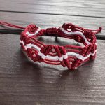 Sarkanbalta makramē rokassprādze | Latvisks dizains