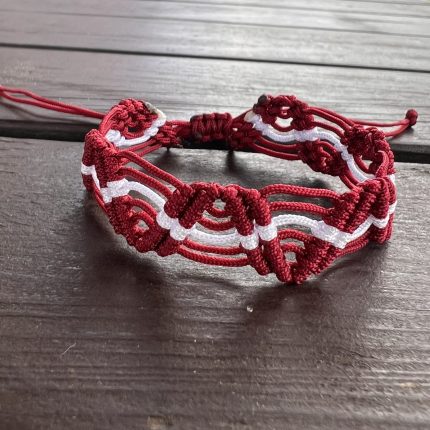 Sarkanbalta makramē rokassprādze | Latvisks dizains