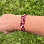 Sarkanbalta makramē rokassprādze - Attēls 3