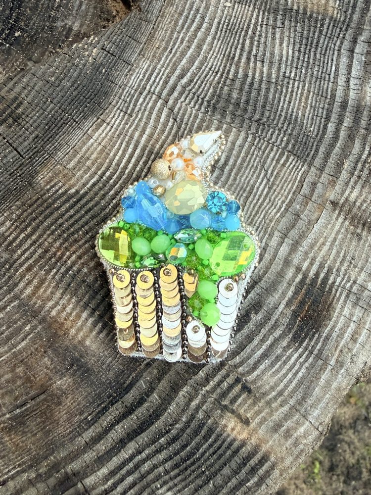 krāsaina piespraude cupcake