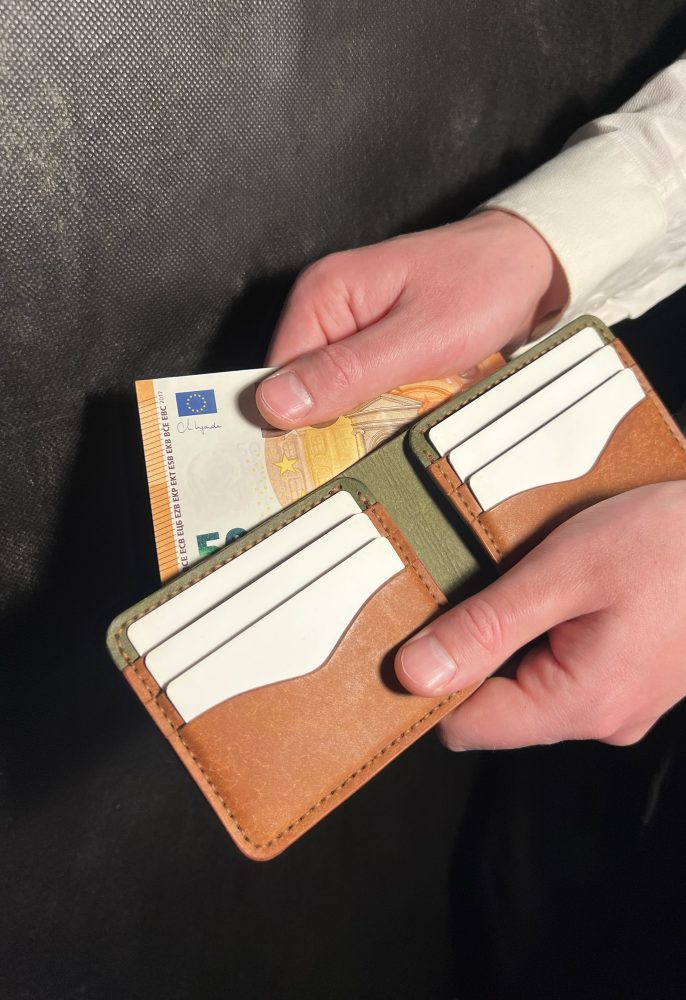 ādas maks roku darbs