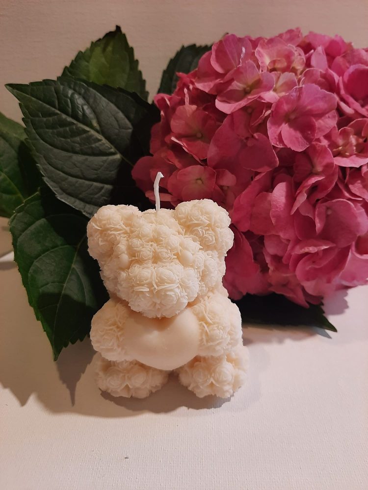 Sojas vaska svece LĀCĪTIS ar ziediem