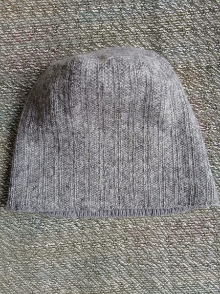 pelēka cepure ar zeltu adīta