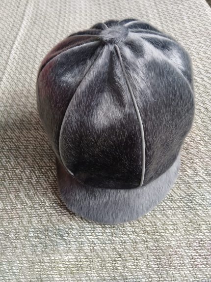 Cepure ar nagu un atstarojušām kantītēm