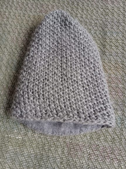 Adīta sieviešu cepure PELĒKA